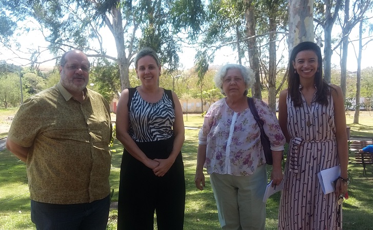 Avaliadores do INEP/MEC, José Simões de Almeida Junior e Vera Achatkin (1º e 3ª da esquerda para a direita), com a diretora-geral do Câmpus Aparecida de Goiânia e a coordenadora do curso de Licenciatura em Dança do IFG, professoras Ana Lucia Siqueira de Oliveira e Rousejanny Ferreira da Silva Avaliadores do INEP/MEC, José Simões de Almeida Junior e Vera Achatkin (1º e 3ª da esquerda para a direita), com a diretora-geral do Câmpus Aparecida de Goiânia e a coordenadora do curso de Licenciatura em Dança do IFG, professoras Ana Lucia Siqueira de Oliveira e Rousejanny Ferreira da Silva